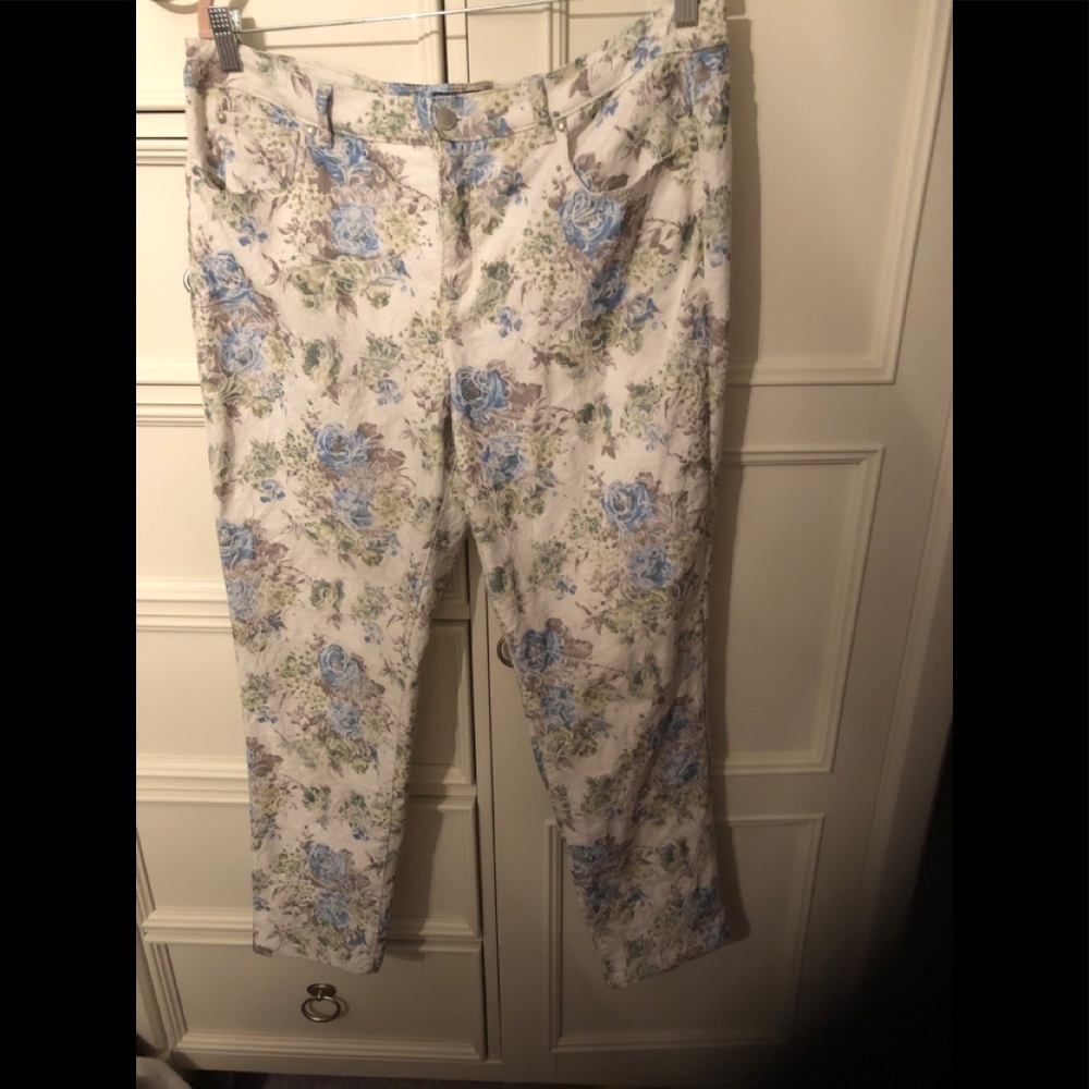 Super cute pants with floral detail
